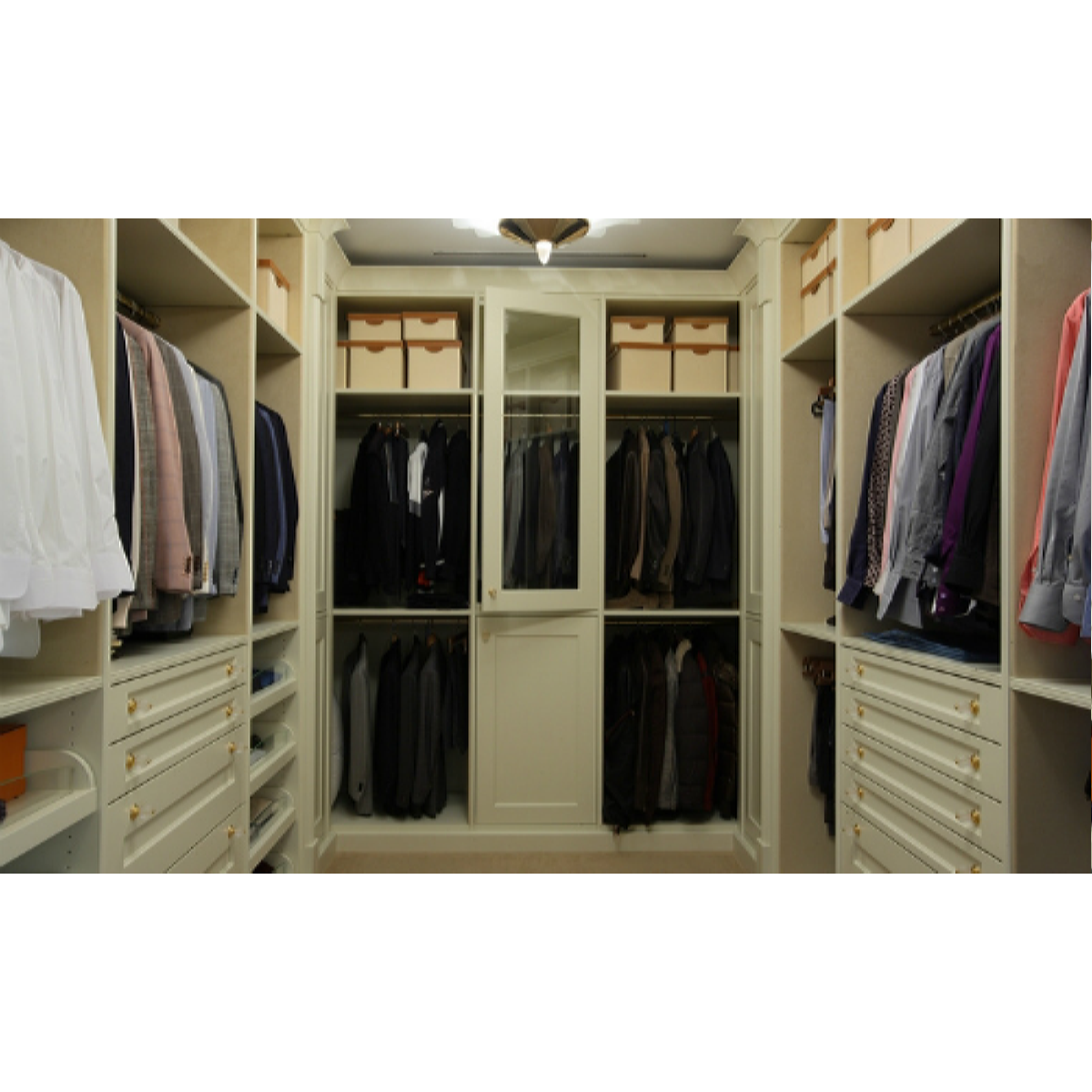 Верхняя одежда в гардеробной комнате